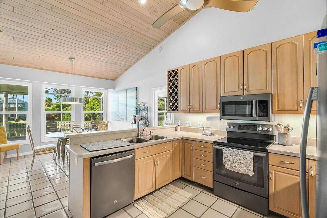 For Sale: $800,000 (3 beds, 2 baths, 1613 Square Feet)