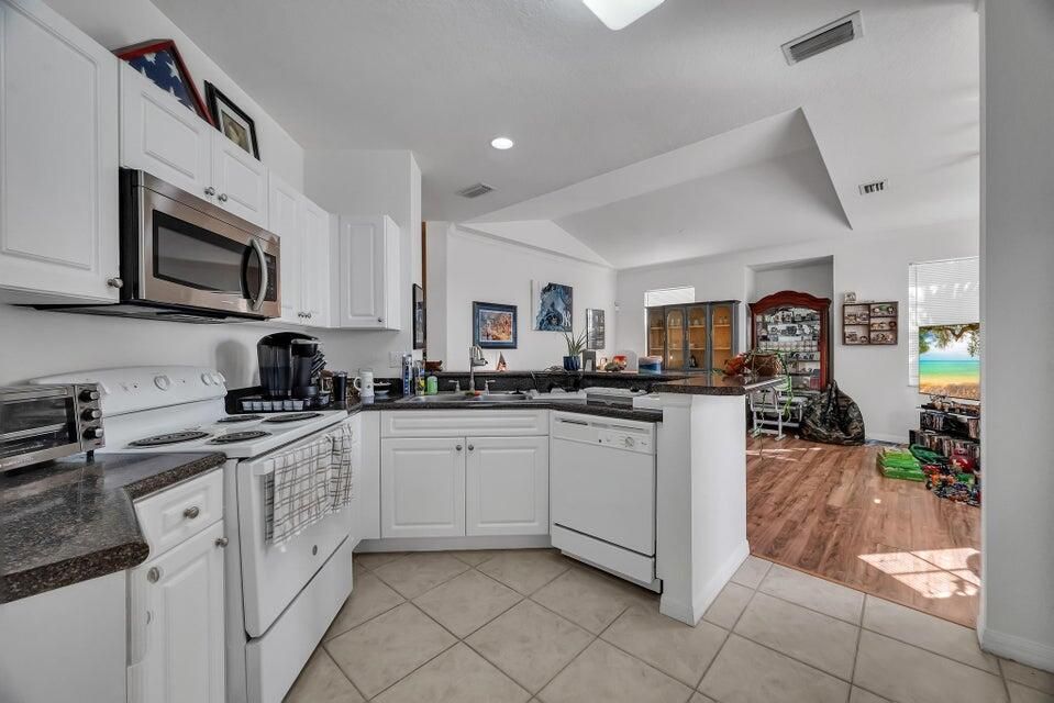 For Rent: $1,950 (2 beds, 2 baths, 1144 Square Feet)