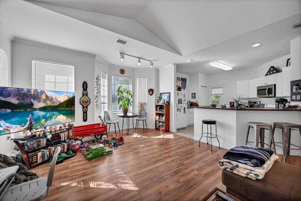 For Rent: $1,950 (2 beds, 2 baths, 1144 Square Feet)