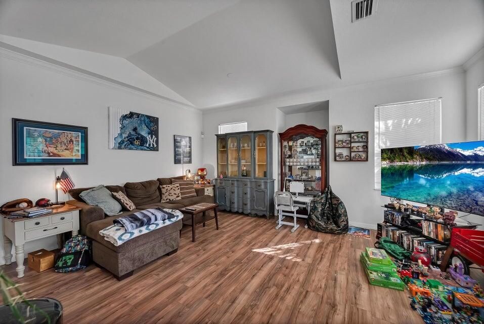 For Rent: $1,950 (2 beds, 2 baths, 1144 Square Feet)