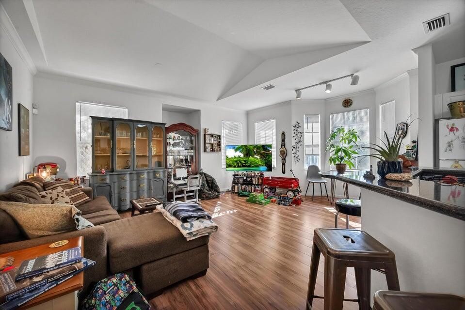 For Rent: $1,950 (2 beds, 2 baths, 1144 Square Feet)