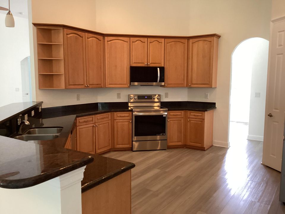 En Renta: $4,900 (3 camas, 2 baños, 2757 Pies cuadrados)