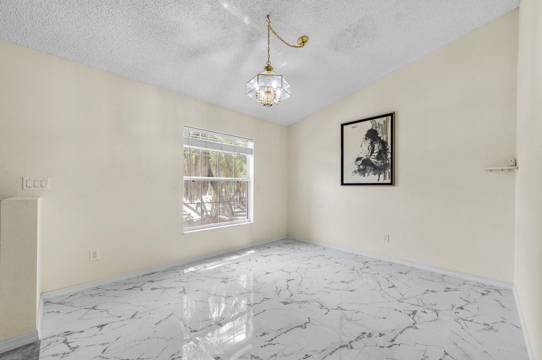 合同活跃: $300,000 (3 贝兹, 2 浴室, 2020 平方英尺)