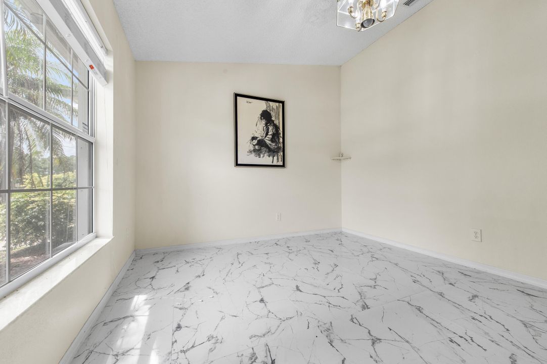 合同活跃: $300,000 (3 贝兹, 2 浴室, 2020 平方英尺)