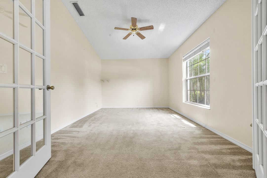 合同活跃: $300,000 (3 贝兹, 2 浴室, 2020 平方英尺)