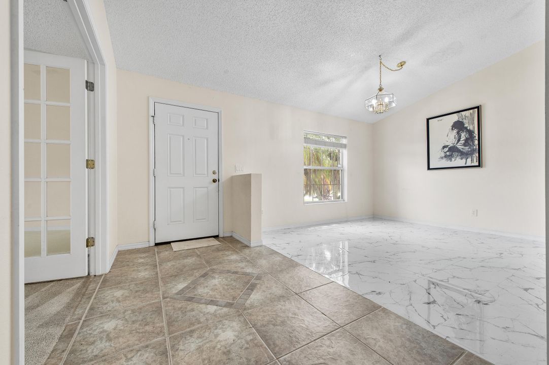 合同活跃: $300,000 (3 贝兹, 2 浴室, 2020 平方英尺)