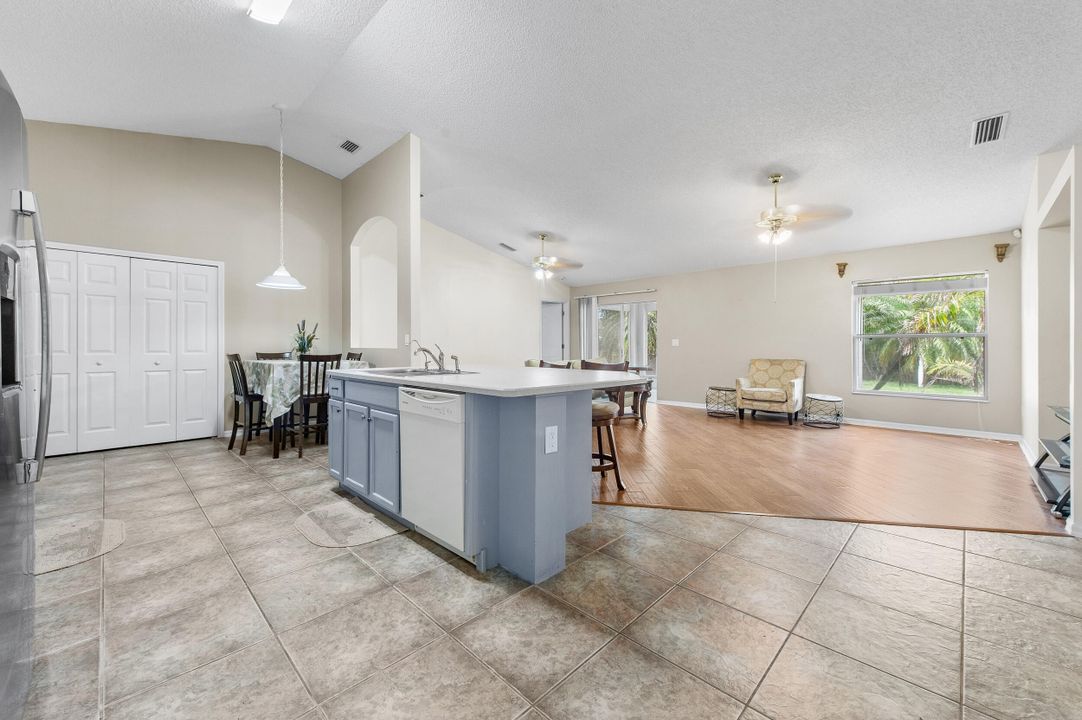 合同活跃: $300,000 (3 贝兹, 2 浴室, 2020 平方英尺)