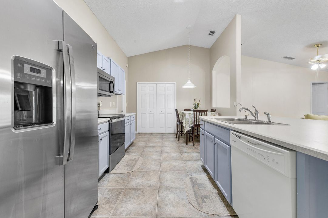 合同活跃: $300,000 (3 贝兹, 2 浴室, 2020 平方英尺)