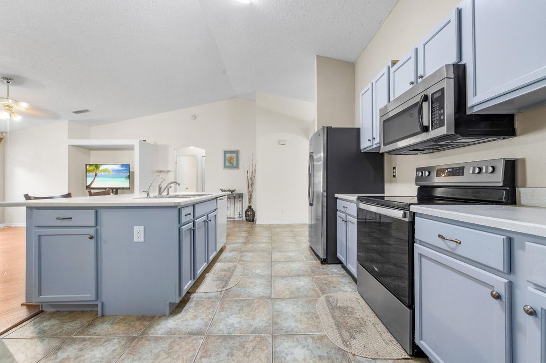 合同活跃: $300,000 (3 贝兹, 2 浴室, 2020 平方英尺)