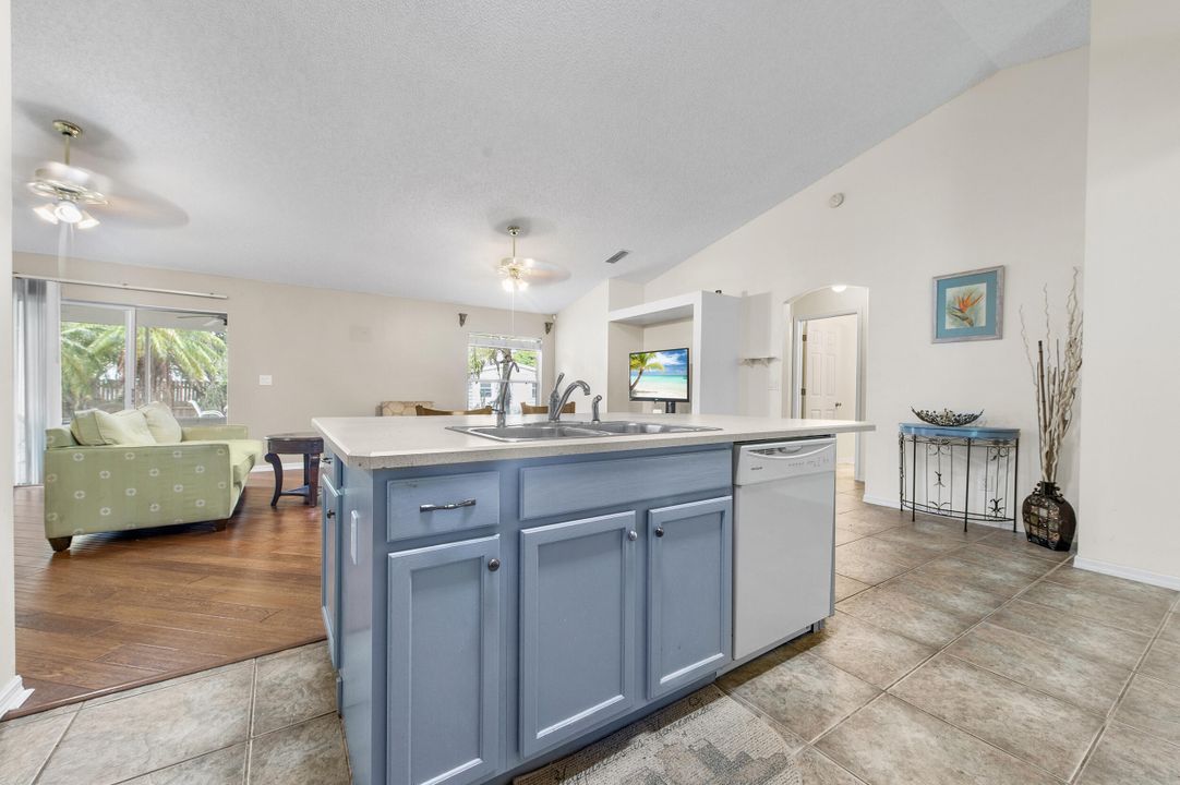 合同活跃: $300,000 (3 贝兹, 2 浴室, 2020 平方英尺)