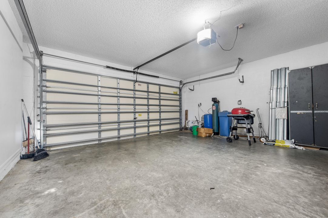 合同活跃: $300,000 (3 贝兹, 2 浴室, 2020 平方英尺)