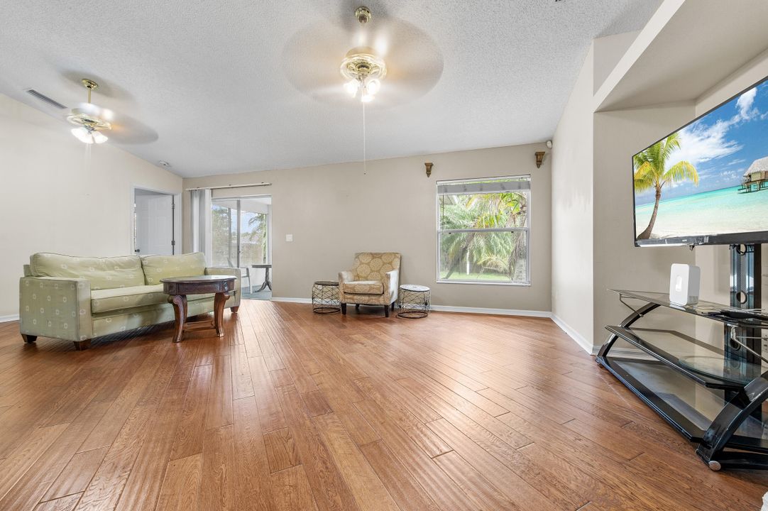 合同活跃: $300,000 (3 贝兹, 2 浴室, 2020 平方英尺)