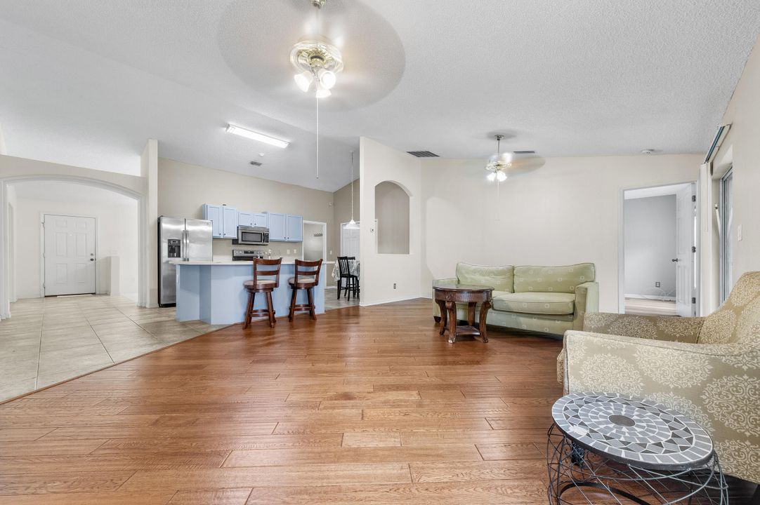 合同活跃: $300,000 (3 贝兹, 2 浴室, 2020 平方英尺)