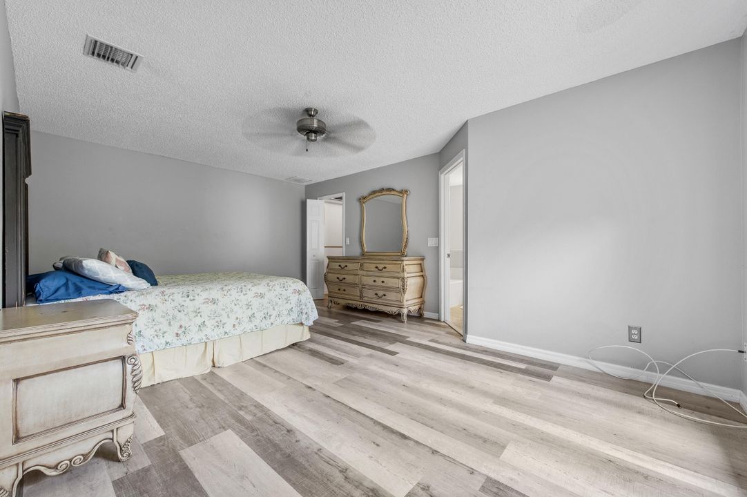 合同活跃: $300,000 (3 贝兹, 2 浴室, 2020 平方英尺)