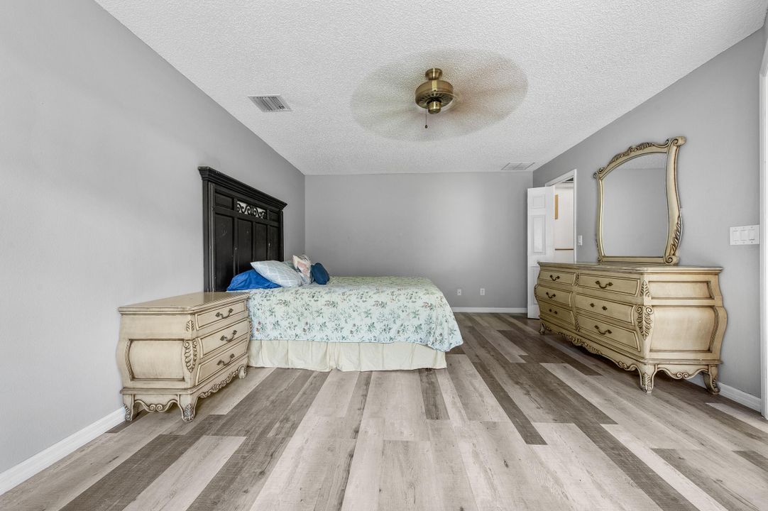 合同活跃: $300,000 (3 贝兹, 2 浴室, 2020 平方英尺)