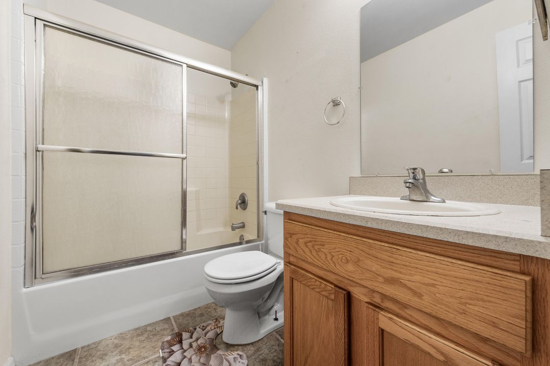 合同活跃: $300,000 (3 贝兹, 2 浴室, 2020 平方英尺)