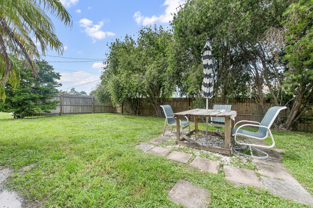 合同活跃: $300,000 (3 贝兹, 2 浴室, 2020 平方英尺)