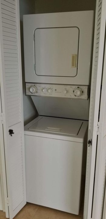 Active With Contract: $3,900 (2 beds, 2 baths, 1380 Square Feet)