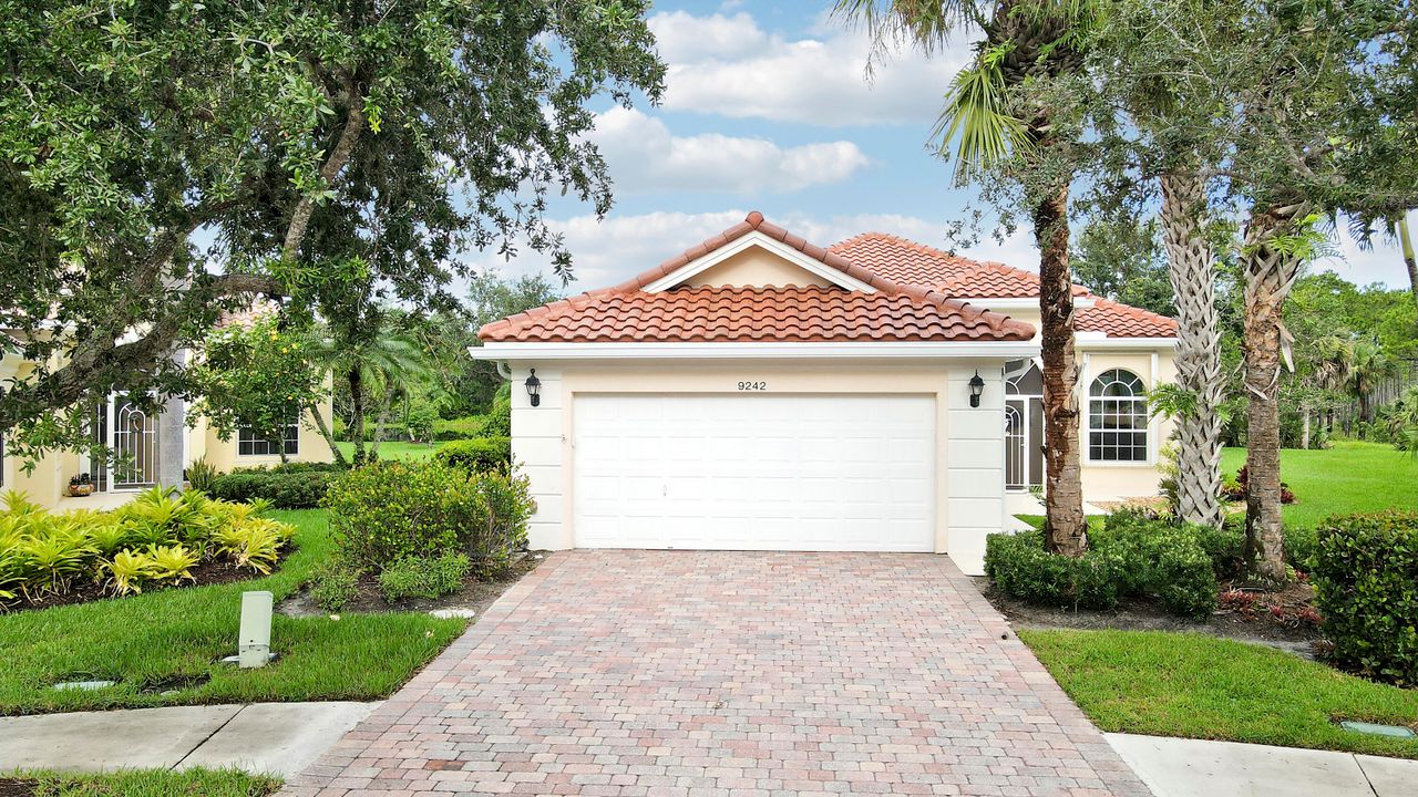 Recently Sold: $739,000 (3 beds, 2 baths, 1988 Square Feet)