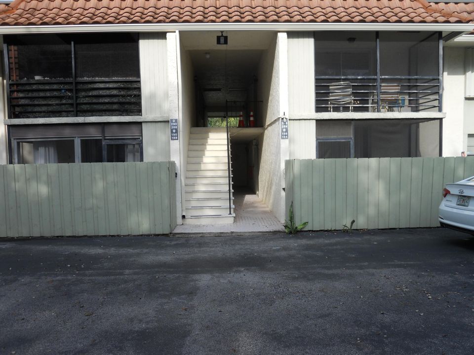 Activo con contrato: $235,000 (2 camas, 2 baños, 978 Pies cuadrados)