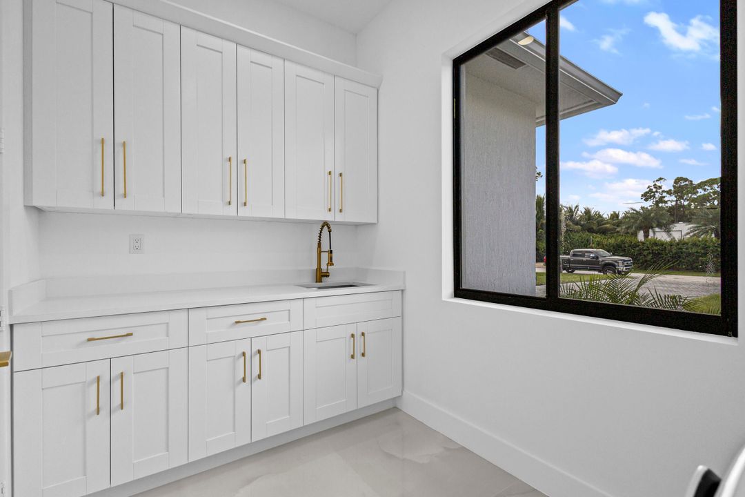 For Sale: $1,050,000 (4 beds, 3 baths, 3160 Square Feet)