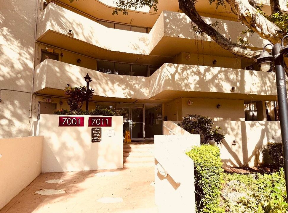 Active With Contract: $148,000 (2 beds, 2 baths, 972 Square Feet)