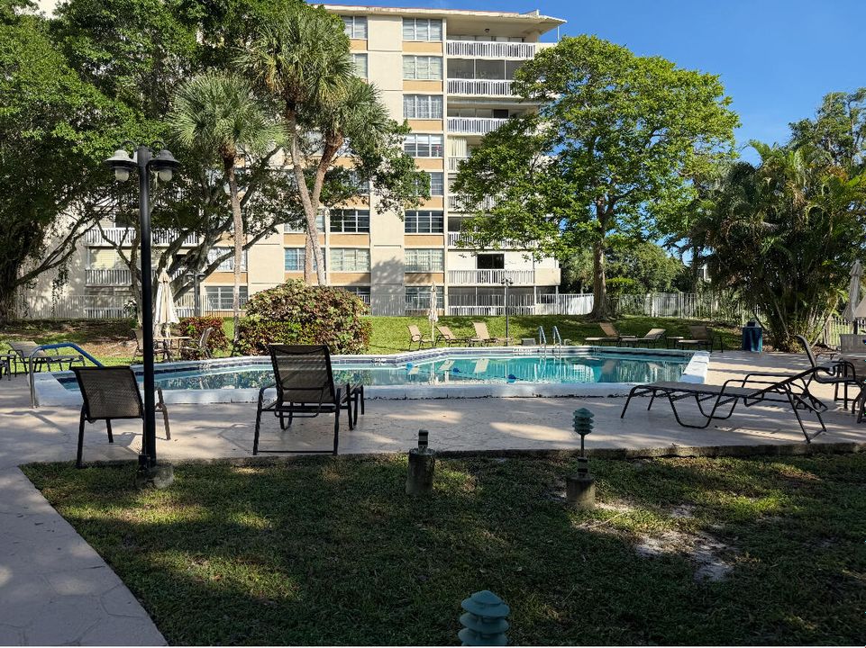 Active With Contract: $148,000 (2 beds, 2 baths, 972 Square Feet)