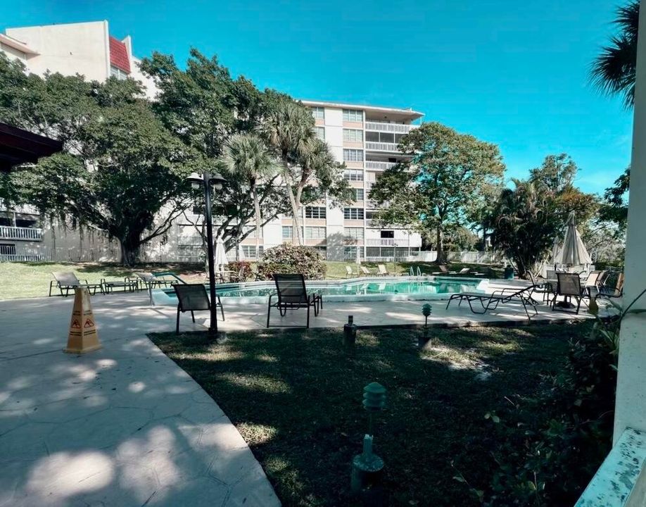 Active With Contract: $148,000 (2 beds, 2 baths, 972 Square Feet)