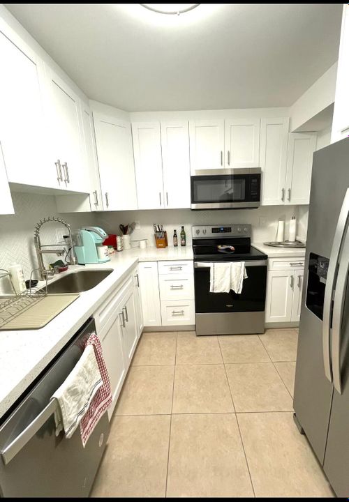 Active With Contract: $148,000 (2 beds, 2 baths, 972 Square Feet)