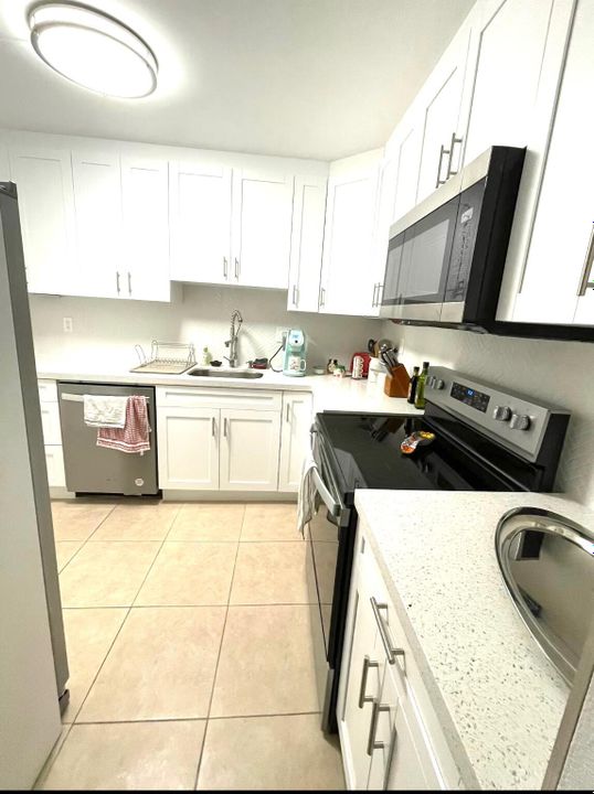 Active With Contract: $148,000 (2 beds, 2 baths, 972 Square Feet)