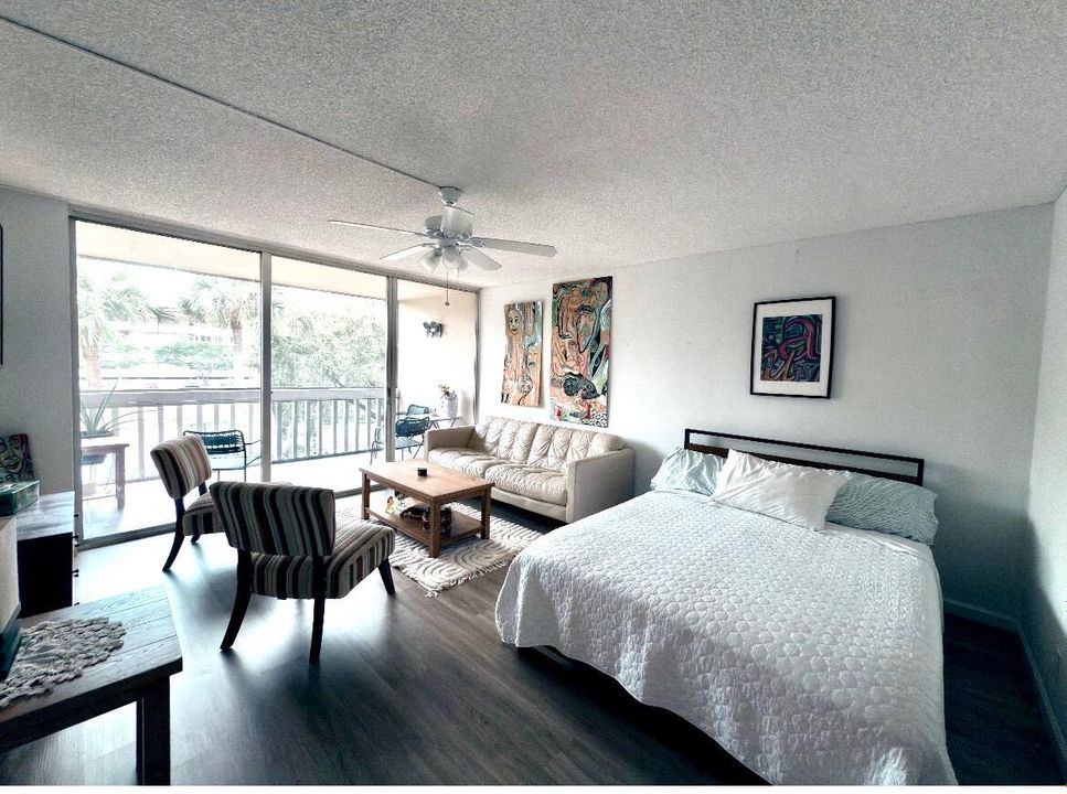 Active With Contract: $148,000 (2 beds, 2 baths, 972 Square Feet)