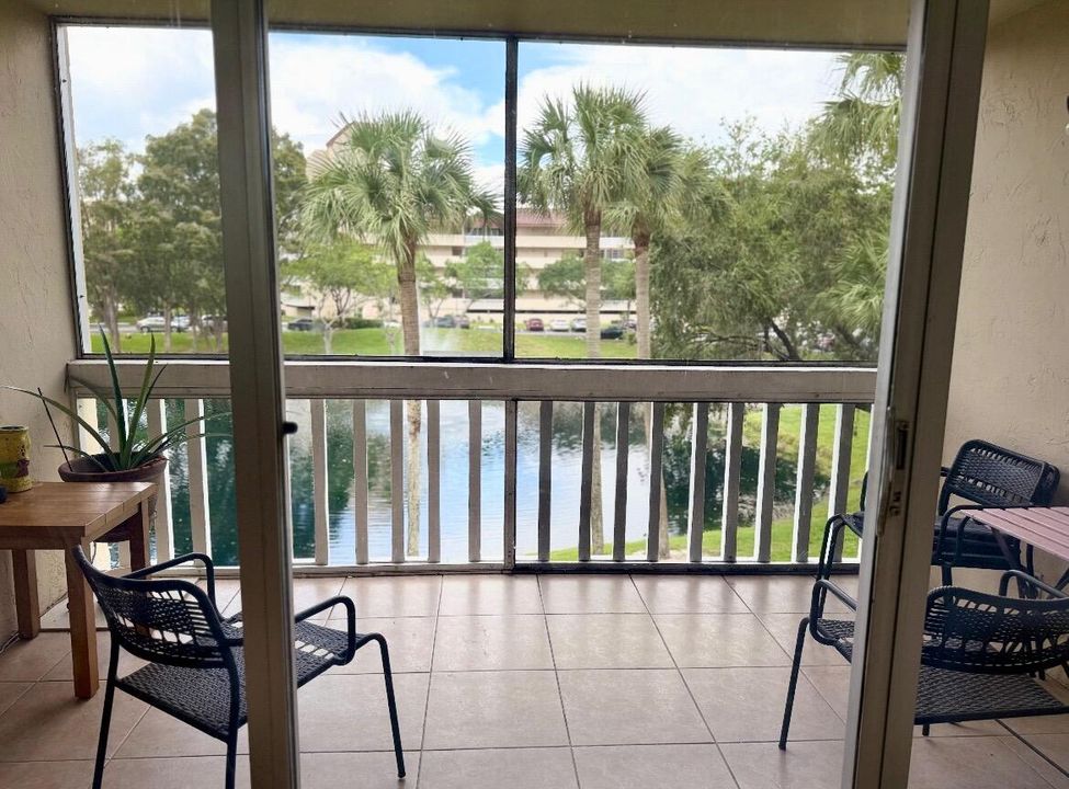 Active With Contract: $148,000 (2 beds, 2 baths, 972 Square Feet)