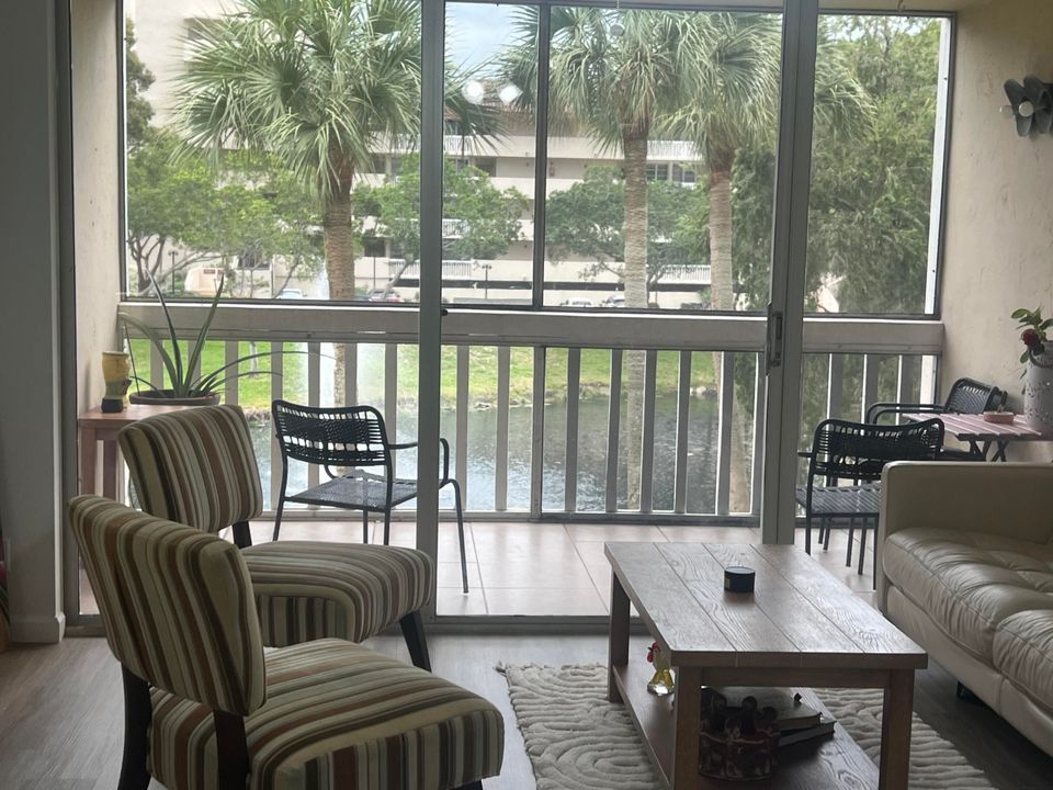 Active With Contract: $148,000 (2 beds, 2 baths, 972 Square Feet)