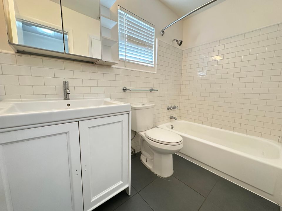 Activo con contrato: $1,600 (1 camas, 1 baños, 750 Pies cuadrados)