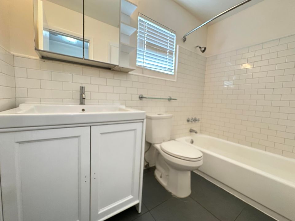 Activo con contrato: $1,600 (1 camas, 1 baños, 750 Pies cuadrados)