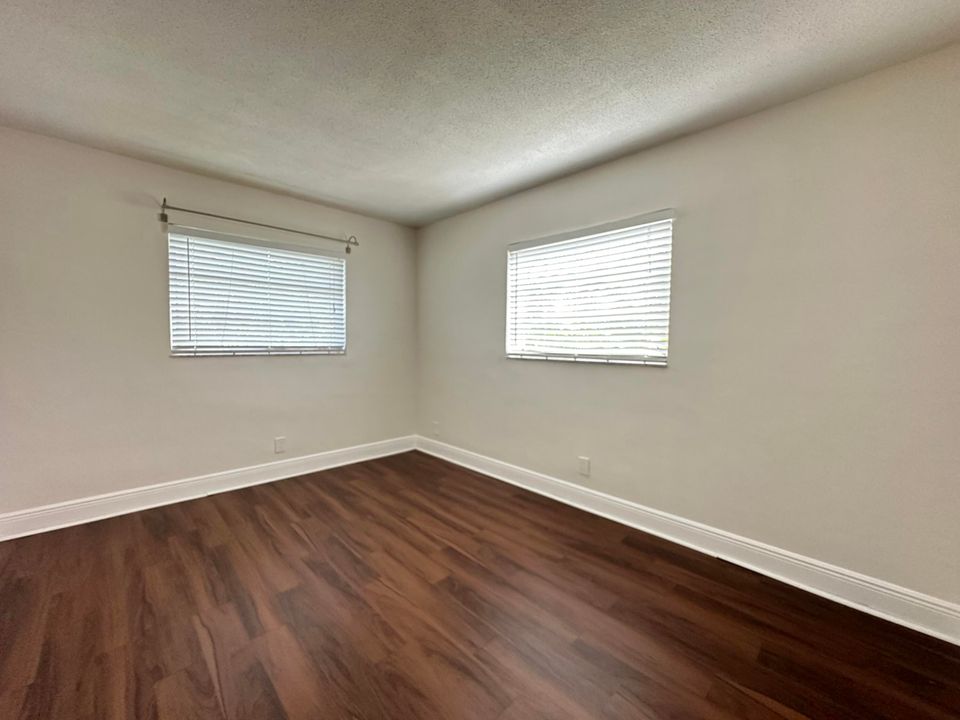 Activo con contrato: $1,600 (1 camas, 1 baños, 750 Pies cuadrados)