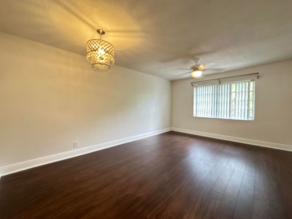 Activo con contrato: $1,600 (1 camas, 1 baños, 750 Pies cuadrados)