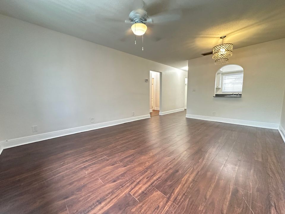 Activo con contrato: $1,600 (1 camas, 1 baños, 750 Pies cuadrados)