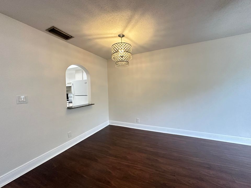 Activo con contrato: $1,600 (1 camas, 1 baños, 750 Pies cuadrados)