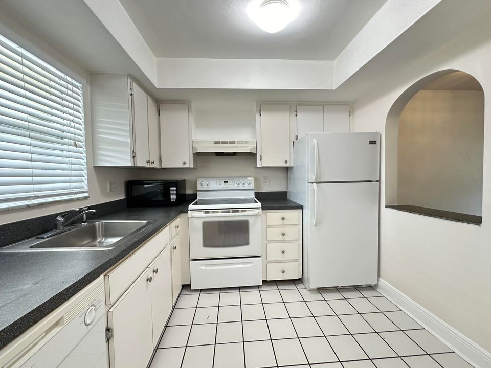 Activo con contrato: $1,600 (1 camas, 1 baños, 750 Pies cuadrados)