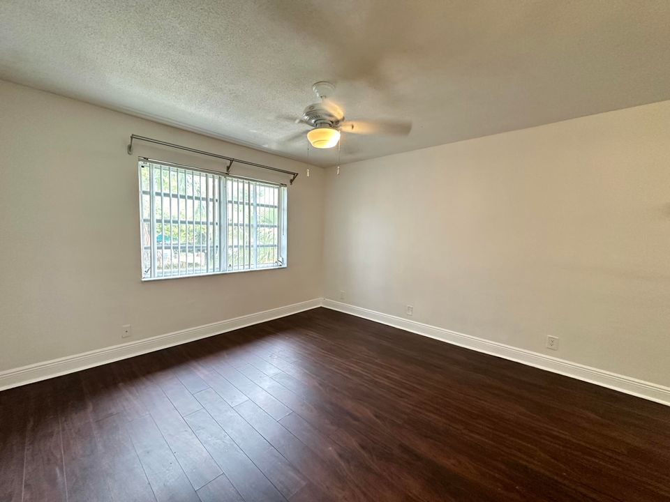 Activo con contrato: $1,600 (1 camas, 1 baños, 750 Pies cuadrados)