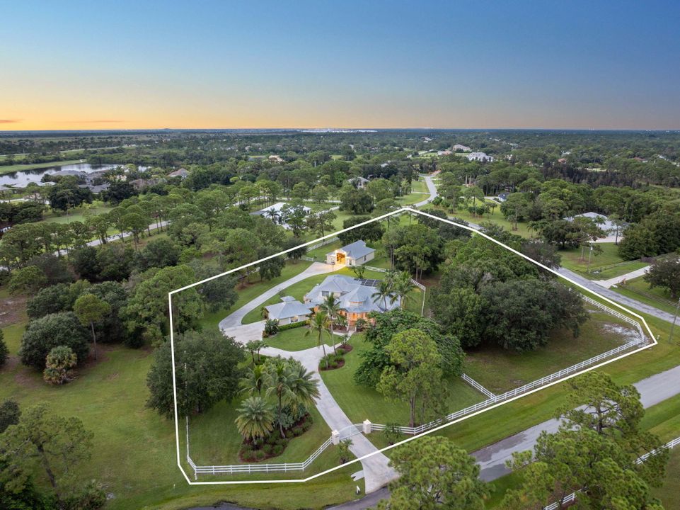 Activo con contrato: $1,465,000 (4 camas, 3 baños, 3325 Pies cuadrados)