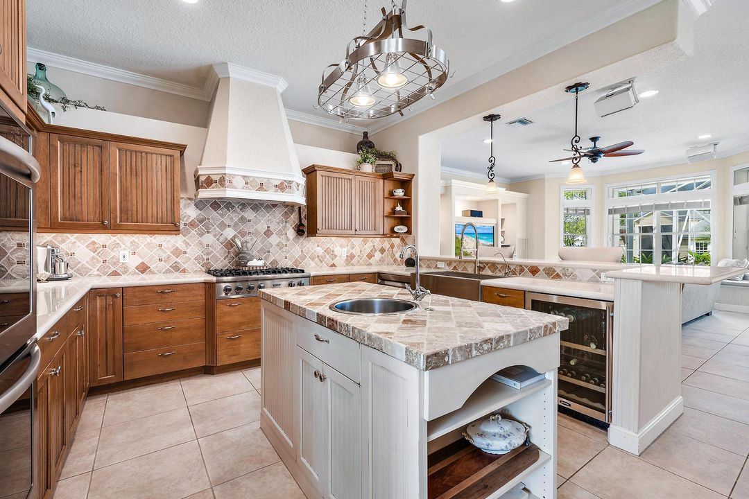 Activo con contrato: $1,465,000 (4 camas, 3 baños, 3325 Pies cuadrados)