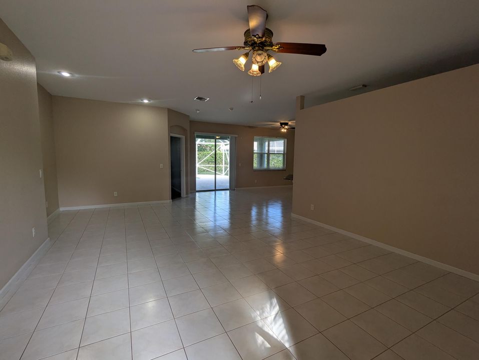 Activo con contrato: $2,750 (3 camas, 2 baños, 1814 Pies cuadrados)