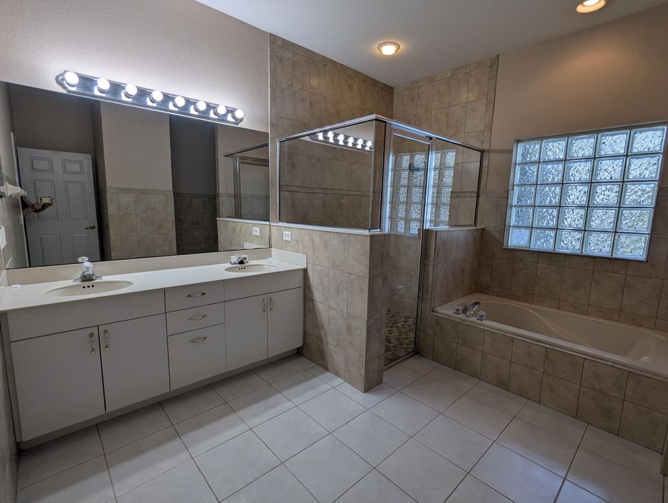 Activo con contrato: $2,750 (3 camas, 2 baños, 1814 Pies cuadrados)