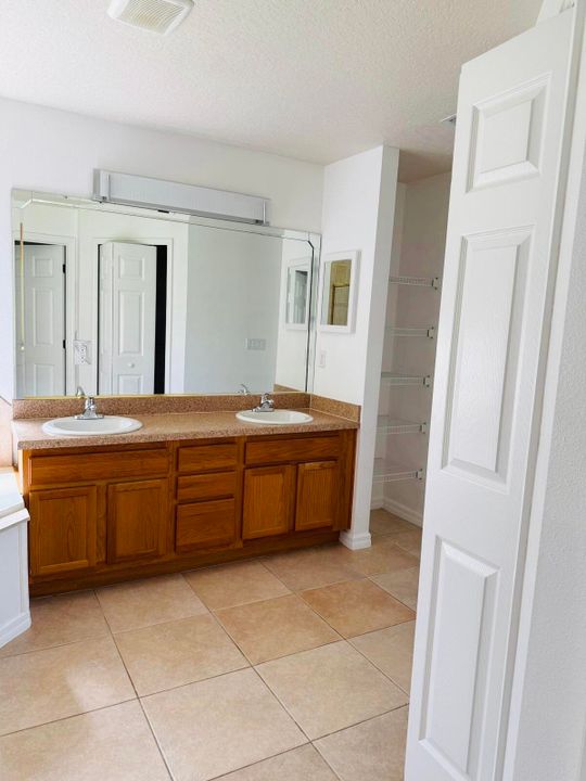 В аренду: $2,300 (5 спален, 2 ванн, 1763 Квадратных фут)