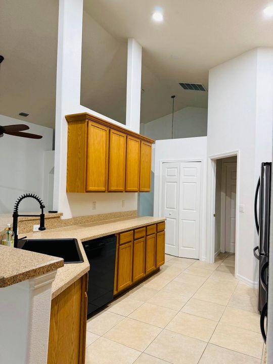 В аренду: $2,300 (5 спален, 2 ванн, 1763 Квадратных фут)