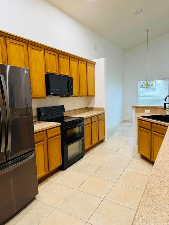 В аренду: $2,300 (5 спален, 2 ванн, 1763 Квадратных фут)