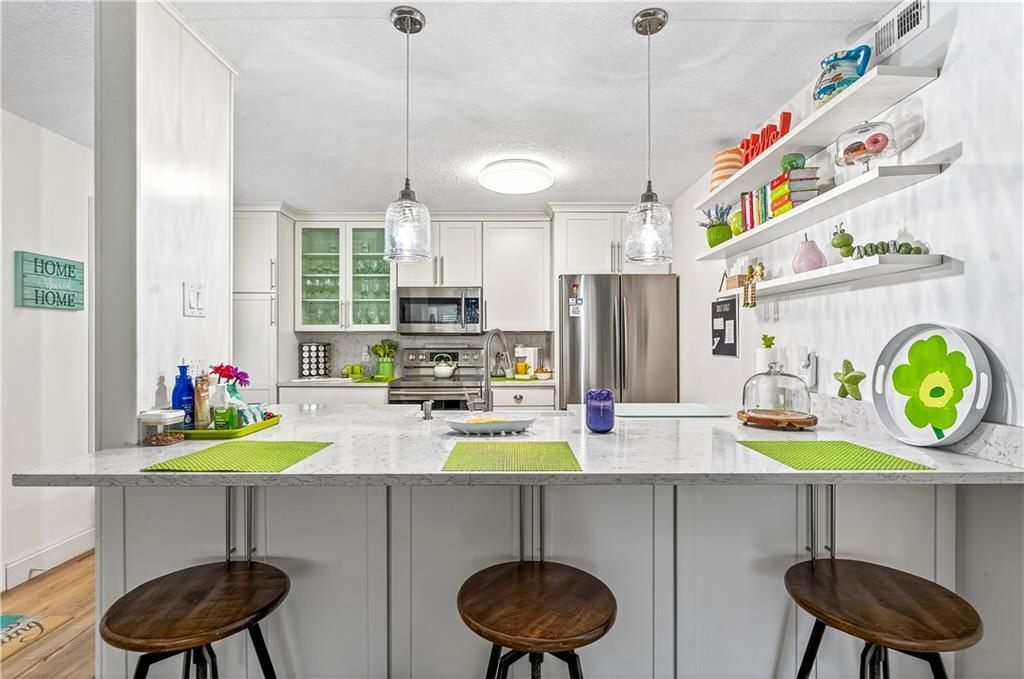 Active With Contract: $249,900 (2 beds, 2 baths, 1188 Square Feet)