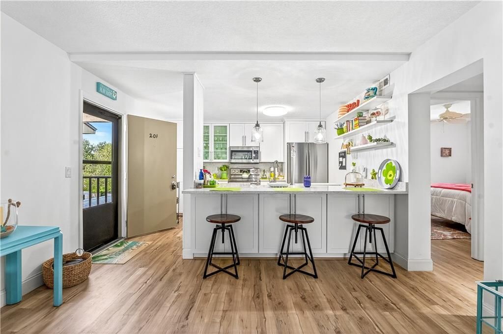 Active With Contract: $249,900 (2 beds, 2 baths, 1188 Square Feet)